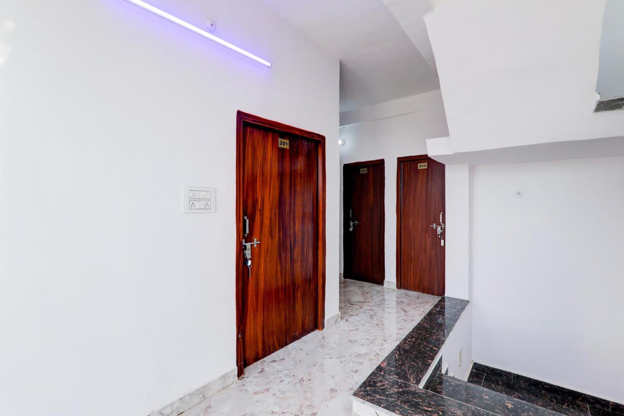 Hotel O Rn Chinhat Екстериор снимка