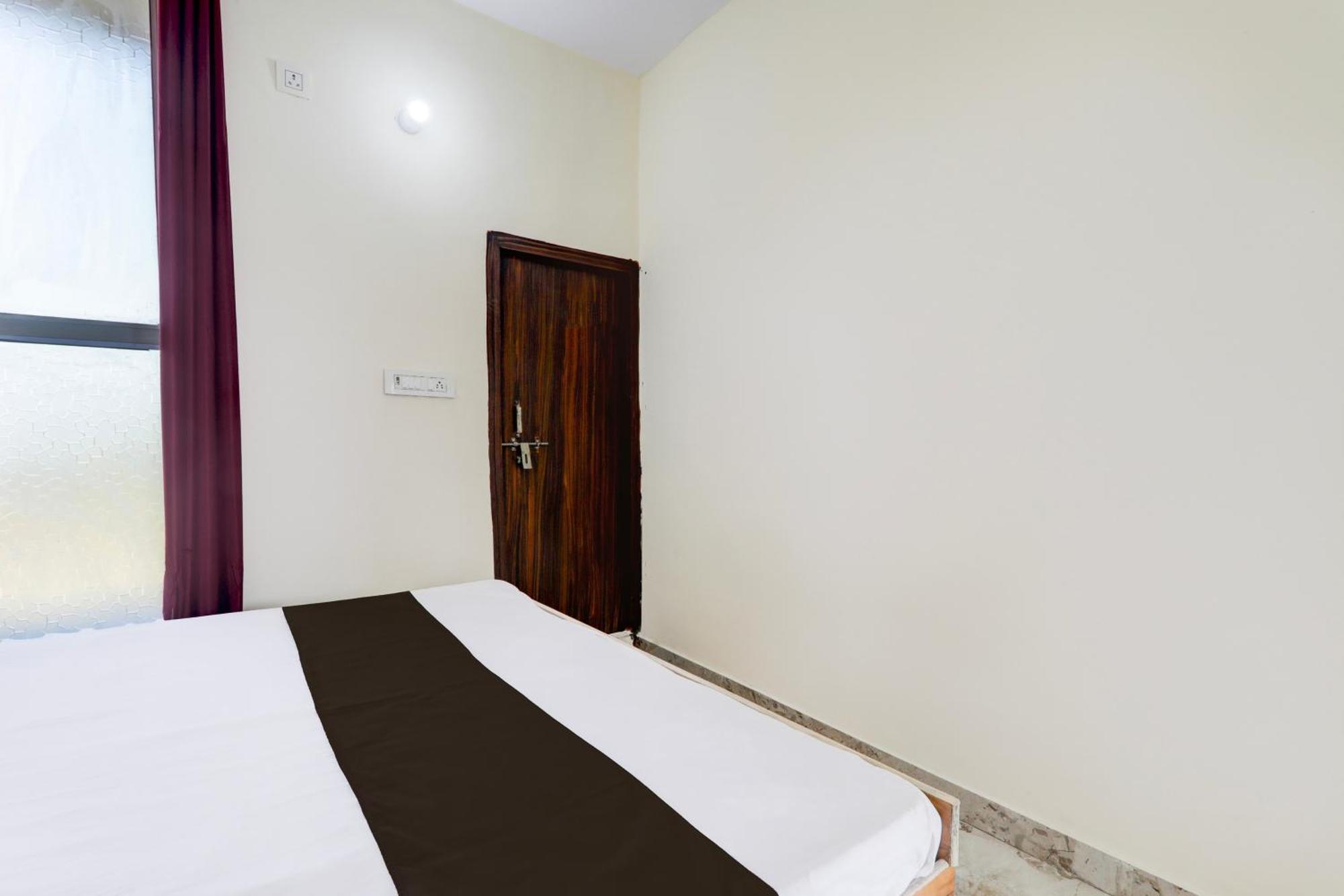 Hotel O Rn Chinhat Екстериор снимка