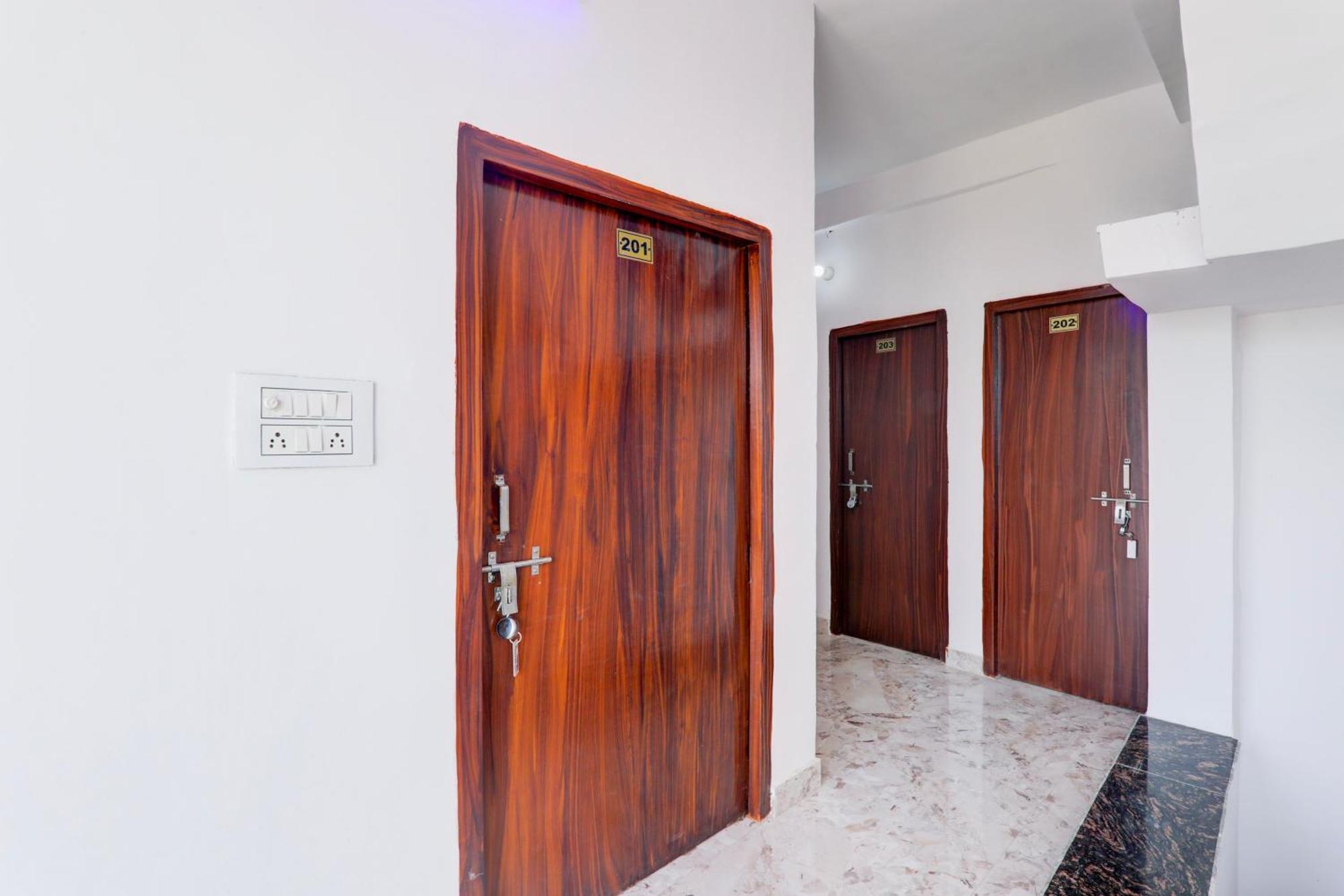 Hotel O Rn Chinhat Екстериор снимка